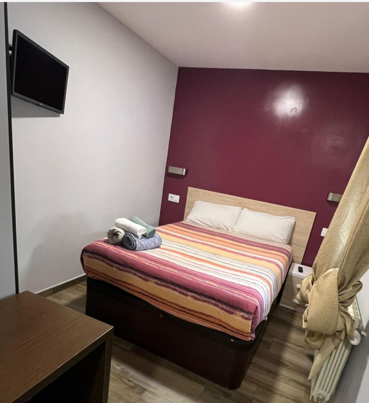 Hostal “ Infantas” Madrid Esterno foto