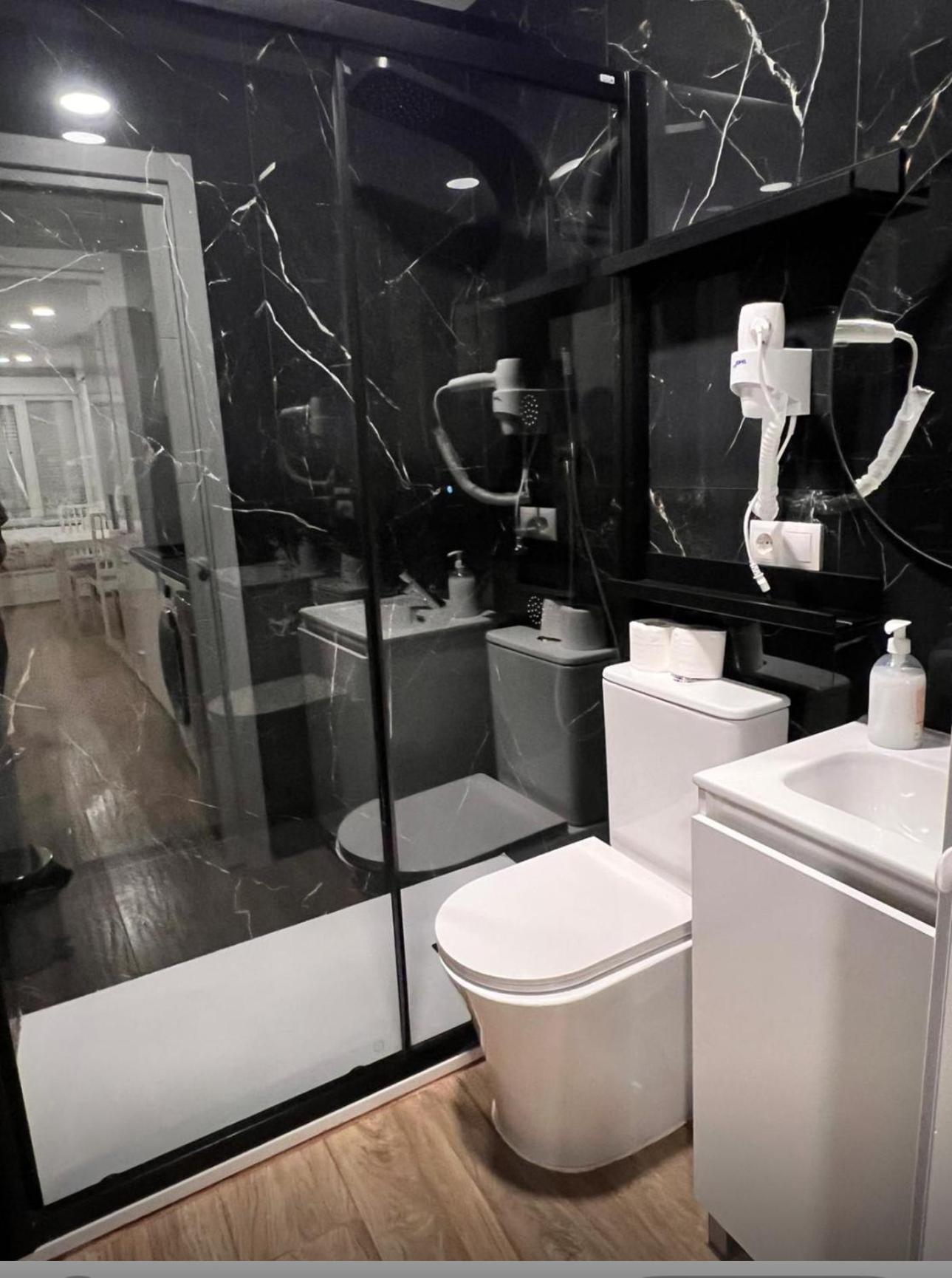 Hostal “ Infantas” Madrid Esterno foto