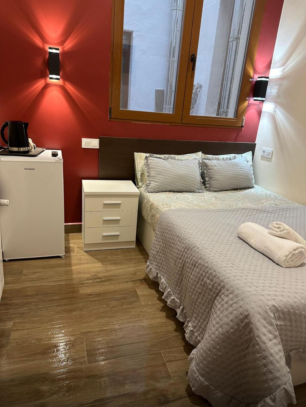 Hostal “ Infantas” Madrid Esterno foto