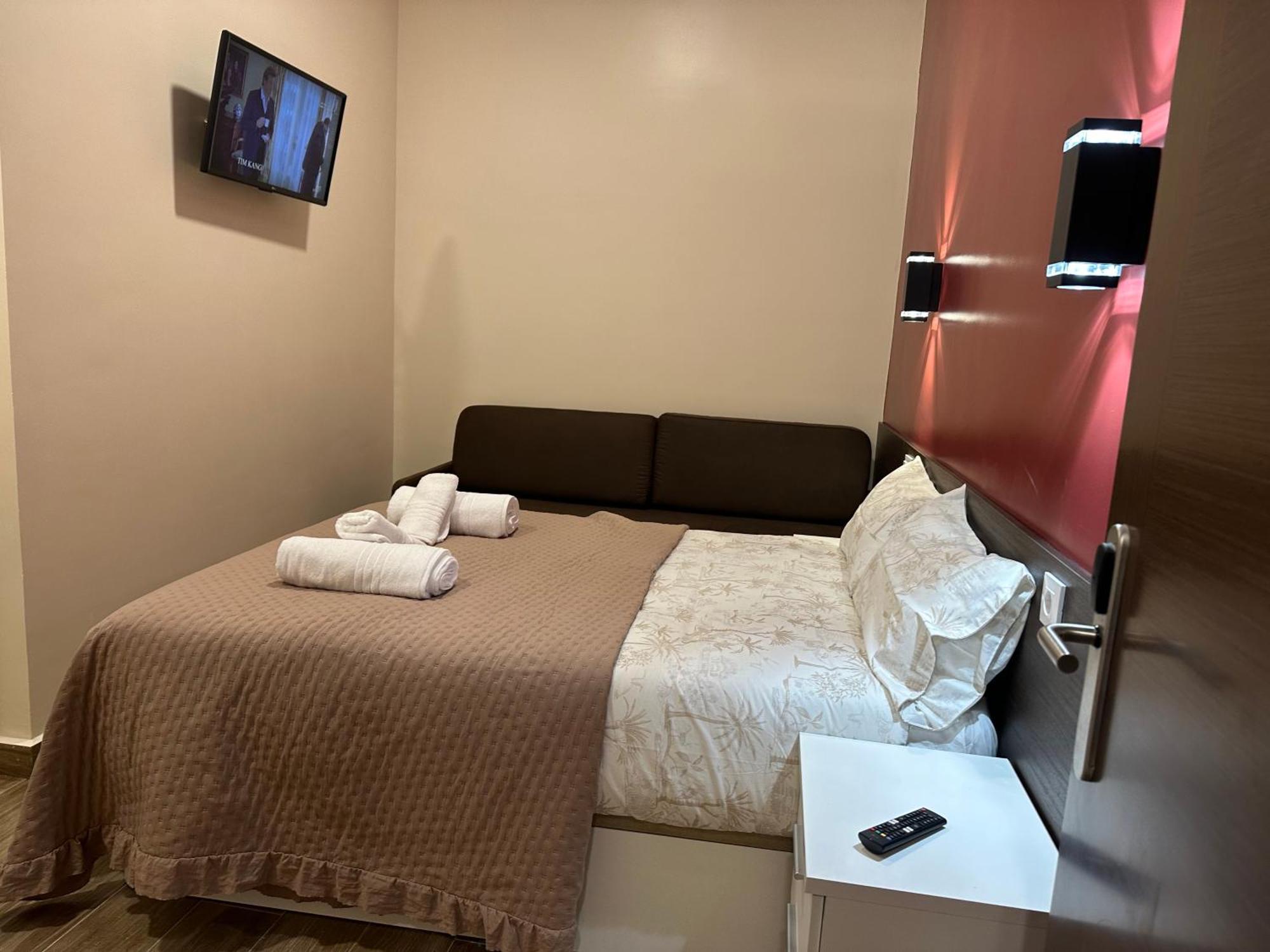 Hostal “ Infantas” Madrid Esterno foto